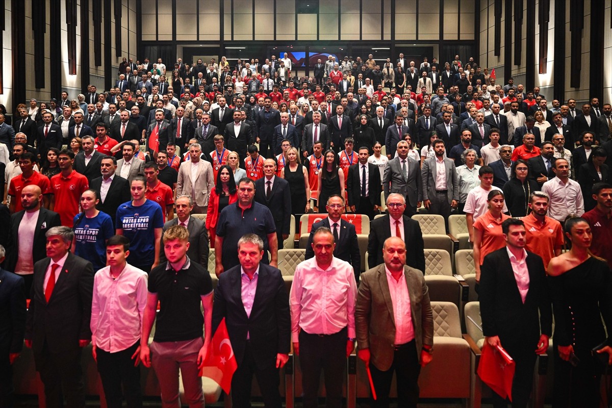 Ülke TV'nin geleneksel olarak düzenlediği "9. Sporun Devleri Buluşuyor" ödül töreni, Ankara'da...