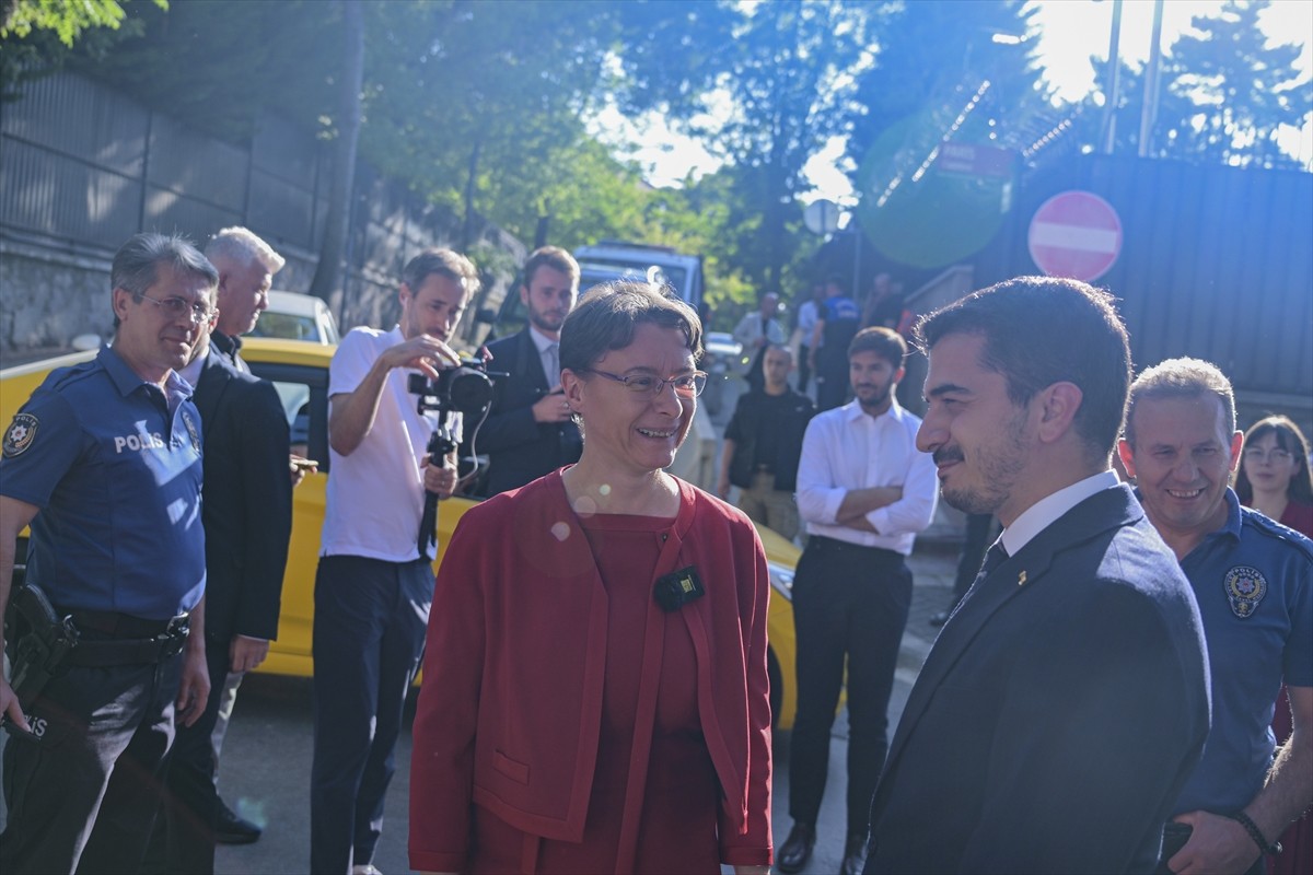 Ünlü Fransız anonim sokak sanatçısı Ememem, Fransa'nın Ankara Büyükelçiliğinin bulunduğu Paris...