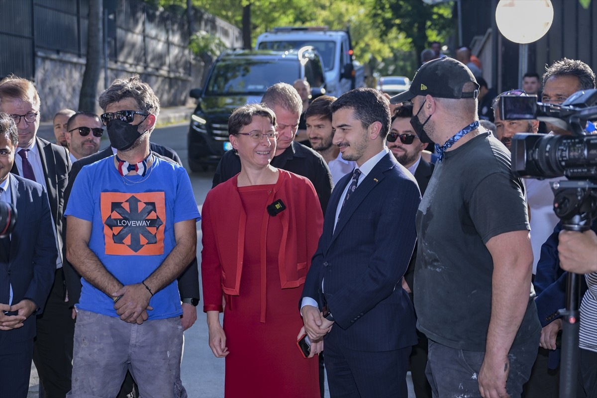 Ünlü Fransız anonim sokak sanatçısı Ememem, Fransa'nın Ankara Büyükelçiliğinin bulunduğu Paris...