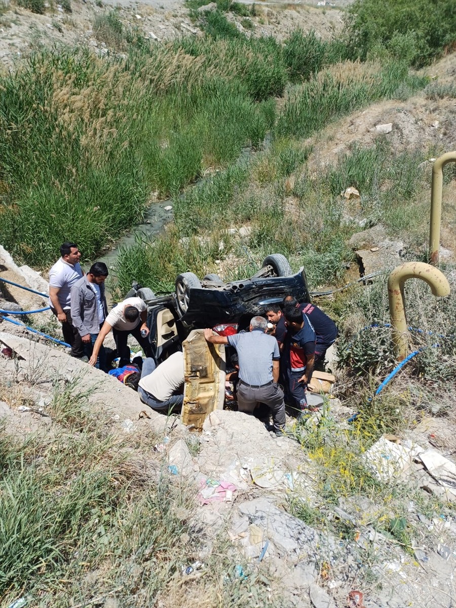 Van'ın Tuşba ilçesinde otomobilin araçla çarpıştıktan sonra kanala düşmesi sonucu 5 kişi...