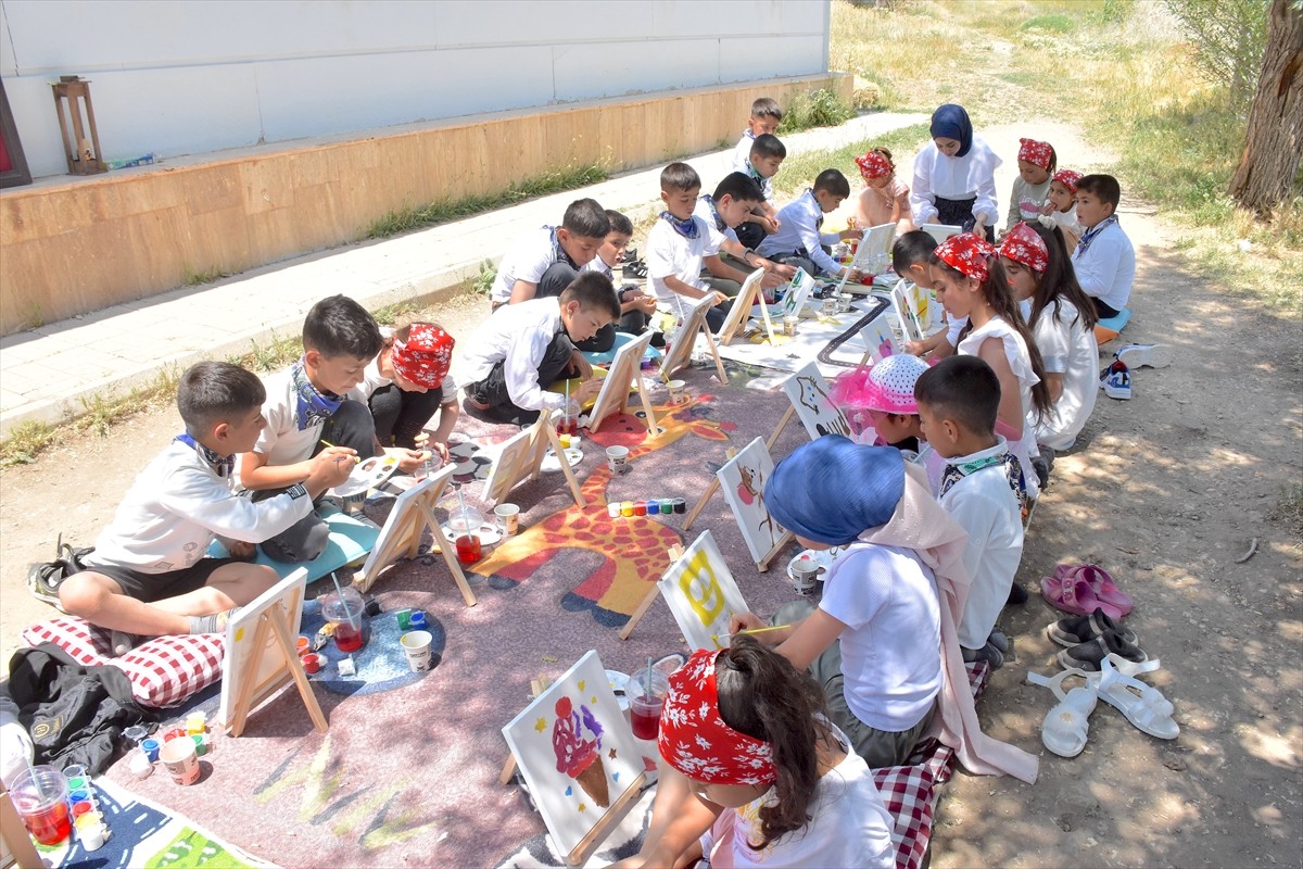 Van'ın Tuşba ilçesine bağlı kırsal Yemlice Mahallesi'nde yaşayan 24 yaşındaki ressam Pınar Dereli...