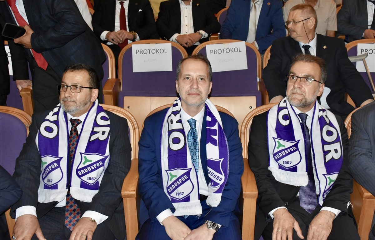 Yeniden Refah Partisi Genel Başkanı Fatih Erbakan, Ordu Kültür Sanat Merkezi'nde düzenlenen...