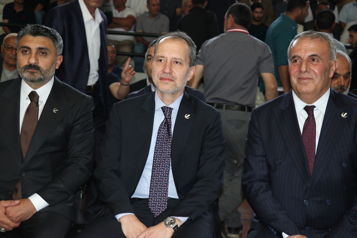 Yeniden Refah Partisi Genel Başkanı Fatih Erbakan (ortada), Ağrı'da partisinin Patnos 3. Olağan...
