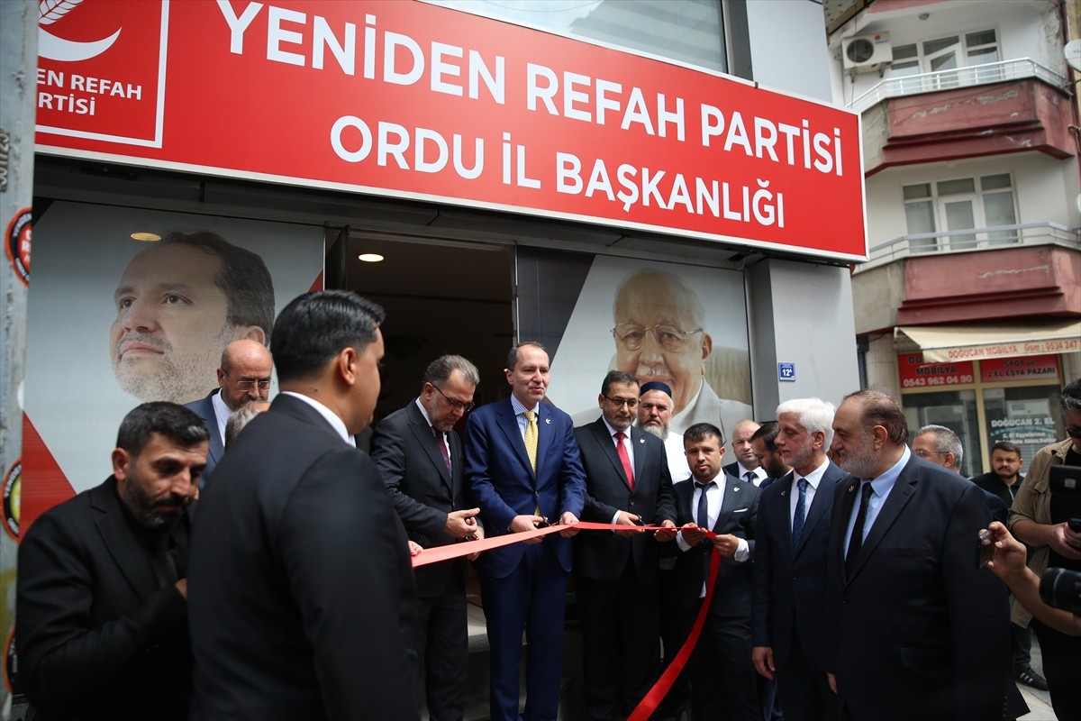 Yeniden Refah Partisi Genel Başkanı Fatih Erbakan, partisinin Ordu İl Başkanlığı binasının açılış...