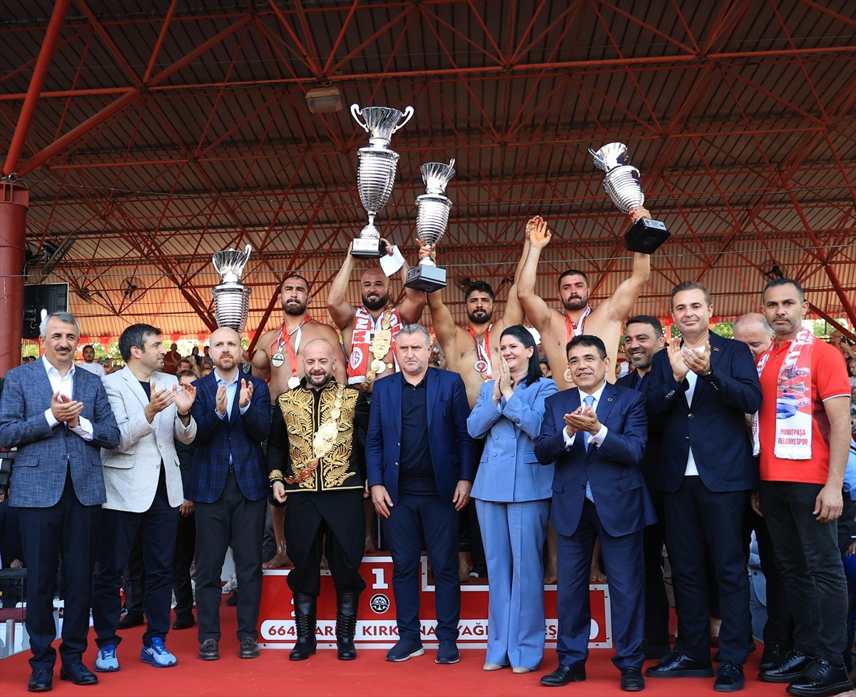 664. Tarihi Kırkpınar Yağlı Güreşleri'nin başpehlivanı Orhan Okulu, ikinci olan Feyzullah Aktürk...