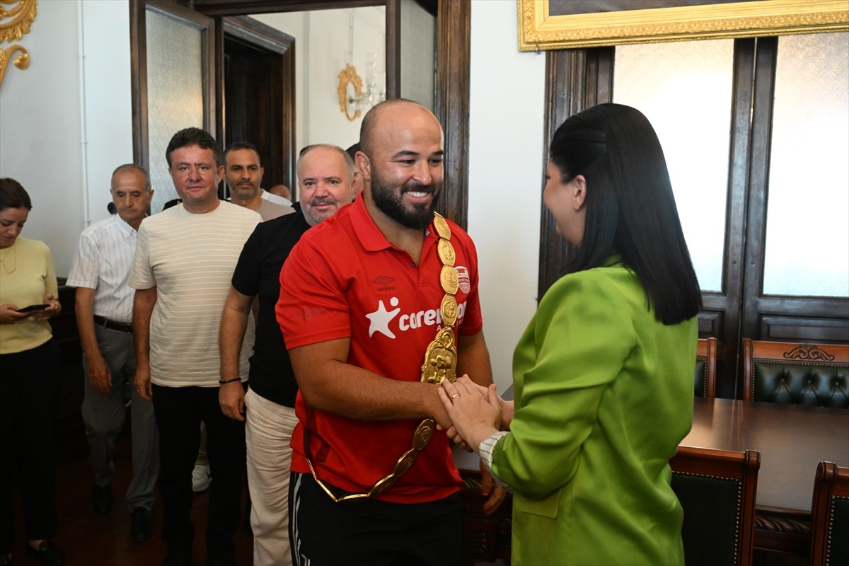 664. Tarihi Kırkpınar Yağlı Güreşleri Başpehlivanı Orhan Okulu (sağ 2), Edirne Belediye Başkanı...