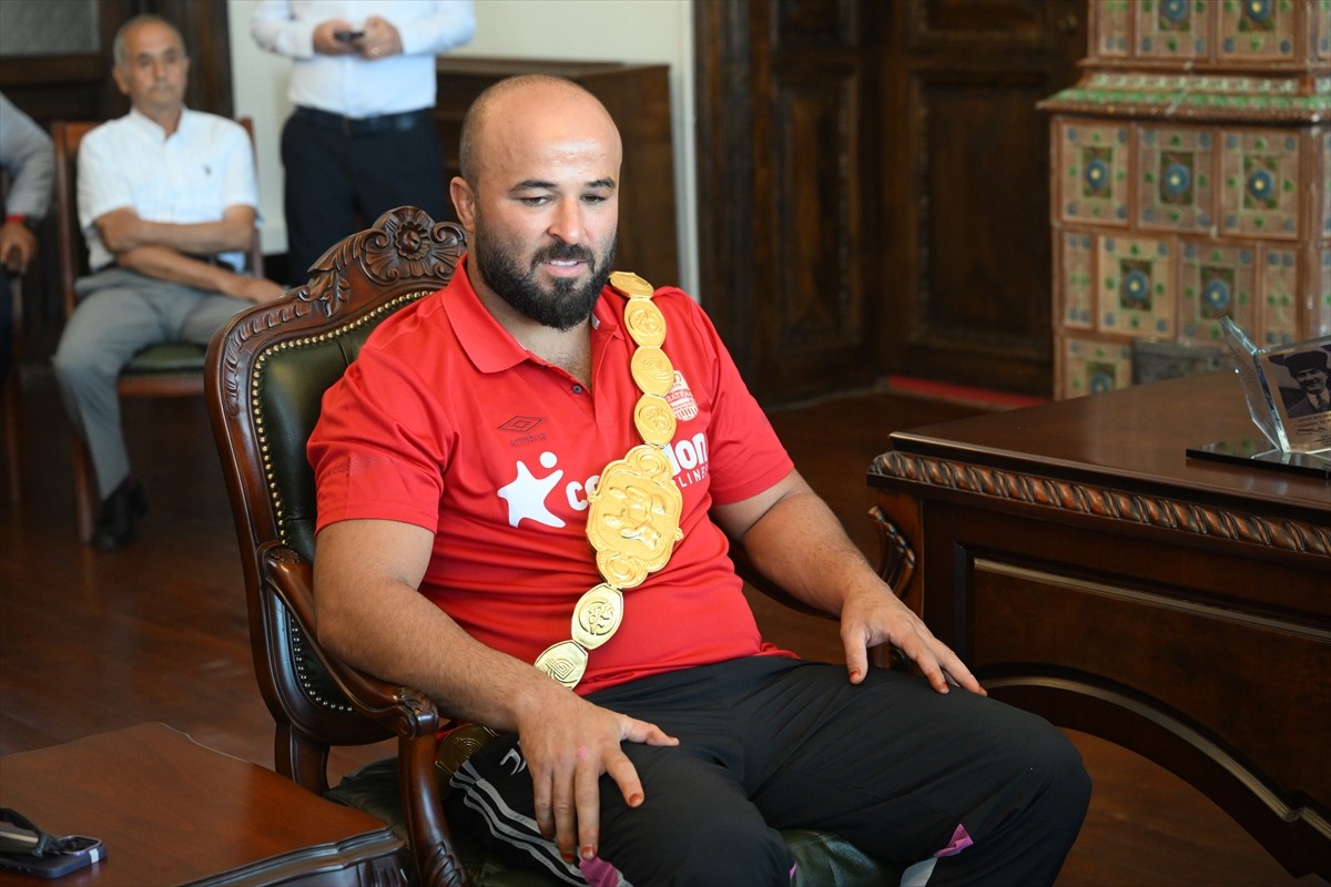 664. Tarihi Kırkpınar Yağlı Güreşleri Başpehlivanı Orhan Okulu (sağ 2), Edirne Belediye Başkanı...