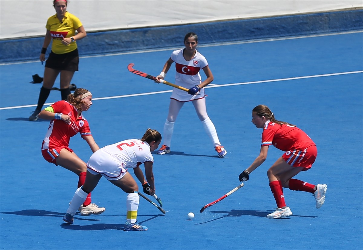 Açık Alan Hokeyi Kadınlar Avrupa Şampiyonası 3, Antalya'nın Alanya ilçesinde başladı. Günün ikinci...