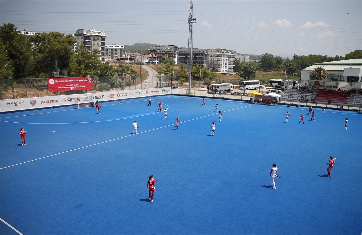 Açık Alan Hokeyi Kadınlar Avrupa Şampiyonası 3, Antalya'nın Alanya ilçesinde başladı. Günün ikinci...