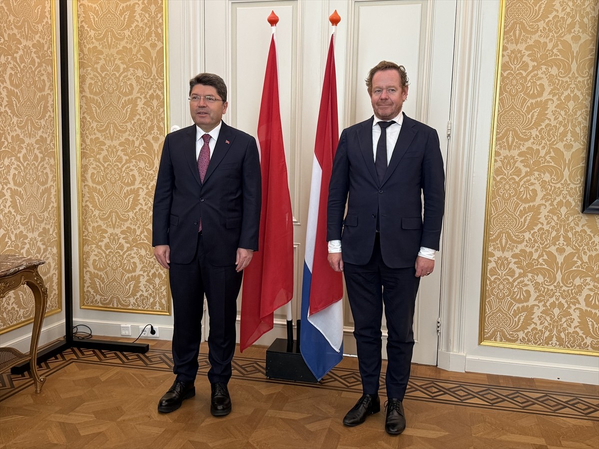 Adalet Bakanı Yılmaz Tunç, resmi temaslar kapsamında Hollanda Adalet ve Güvenlik Bakanı David van...