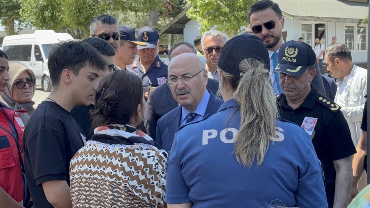 Adana'da geçirdiği kalp krizi sonucu yaşamını yitiren polis memurunun cenazesi toprağa verildi....