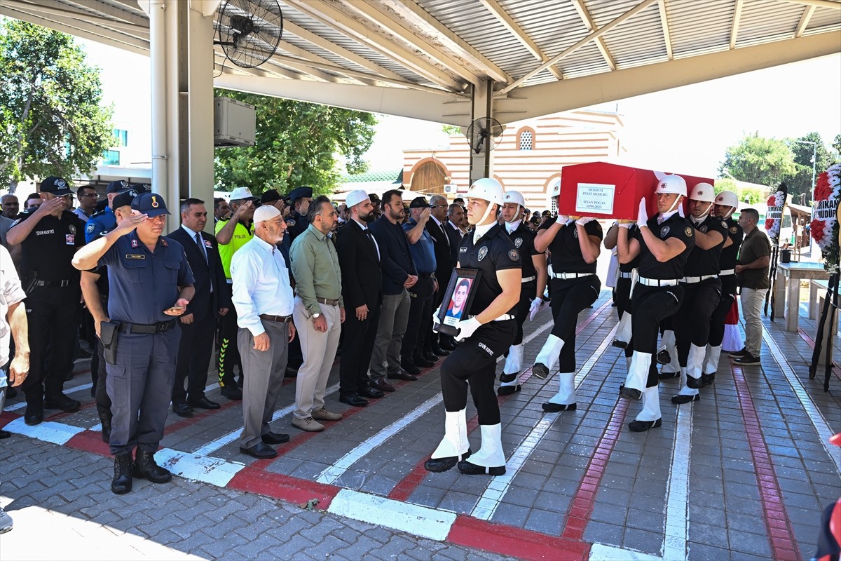 Adana'da görevi başında beyin kanaması geçiren ve tedavi gördüğü hastanede yaşamını yitiren polis...