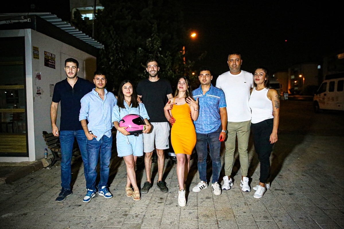 Adana'da kız arkadaşına vurulma mizansenli evlenme teklifi eden genç ve arkadaşları polis...