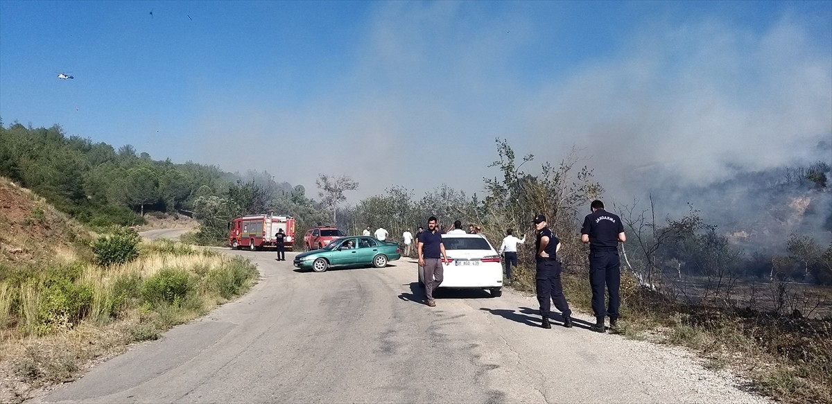 Adana'nın Ceyhan ilçesinde makilikte başlayıp ormanlık alana sıçrayan yangın havadan ve karadan...