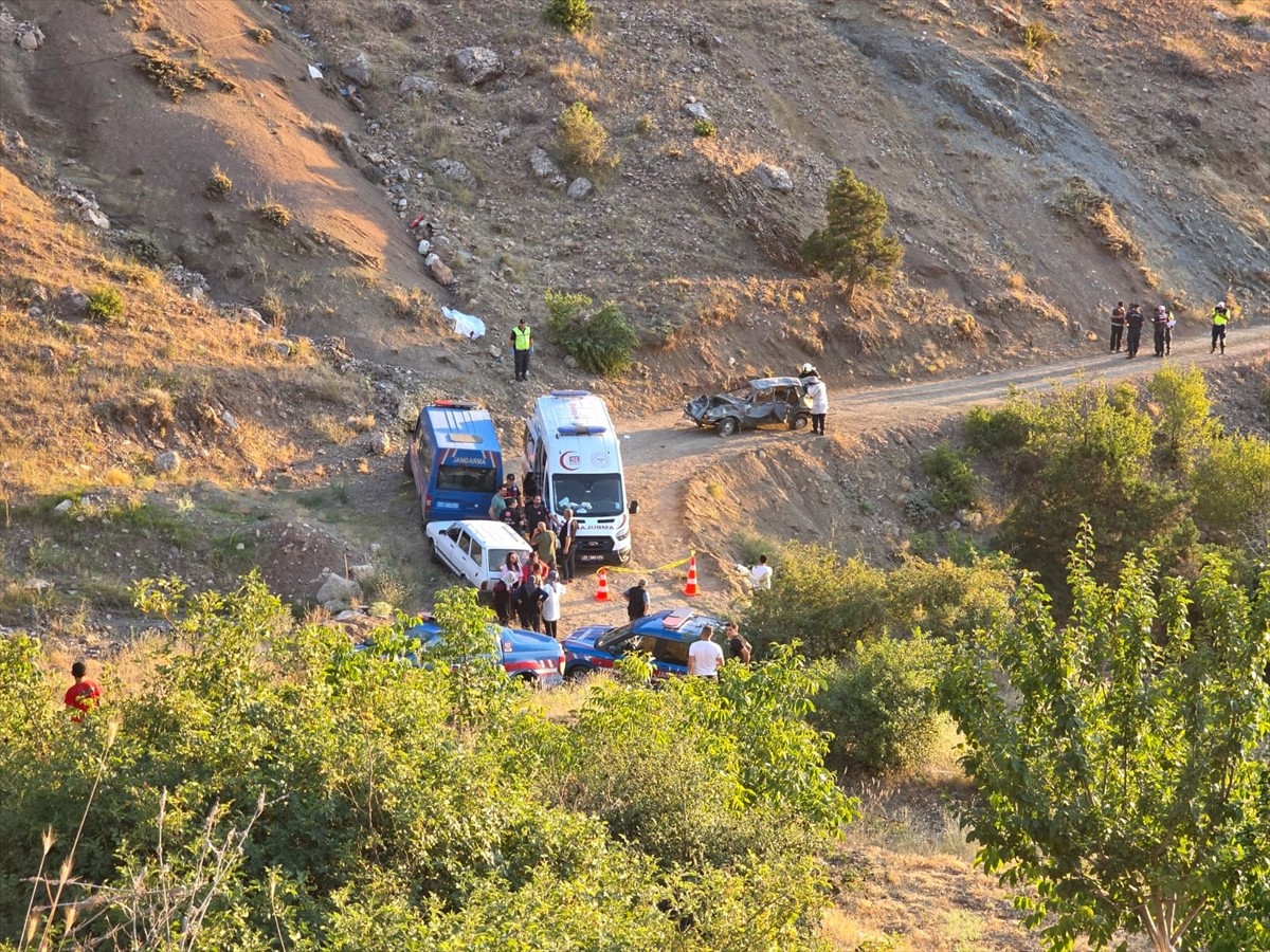 Adana'nın Pozantı ilçesinde otomobilin uçuruma yuvarlanması sonucu 1 kişi hayatını kaybetti, 7...