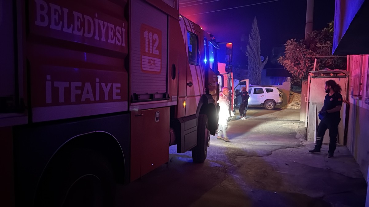 Adıyaman'da bir evde çıkan yangında 2 kişi dumandan etkilendi. Bölgeye itfaiye ve sağlık ekipleri...