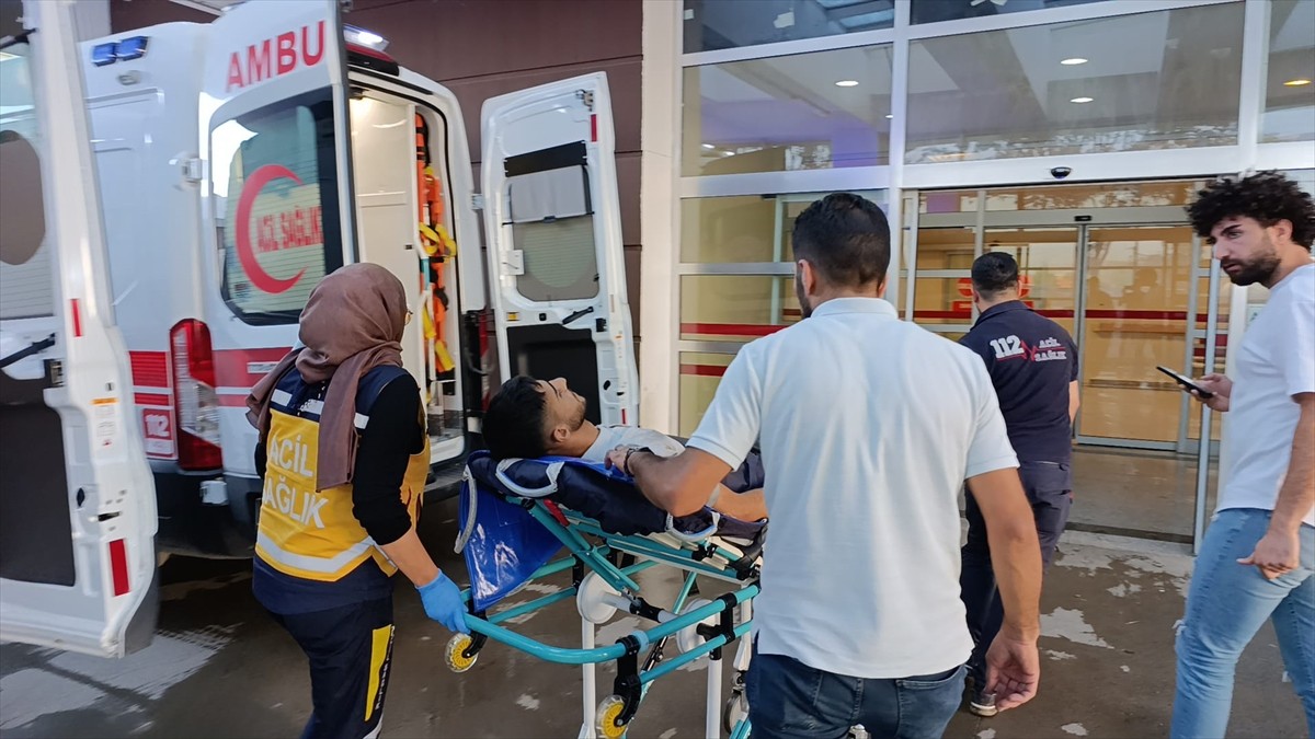 Adıyaman'da iki grup arasında çıkan silahlı kavgada 2 kişi yaralandı. Yaralılar ambulanslarla...