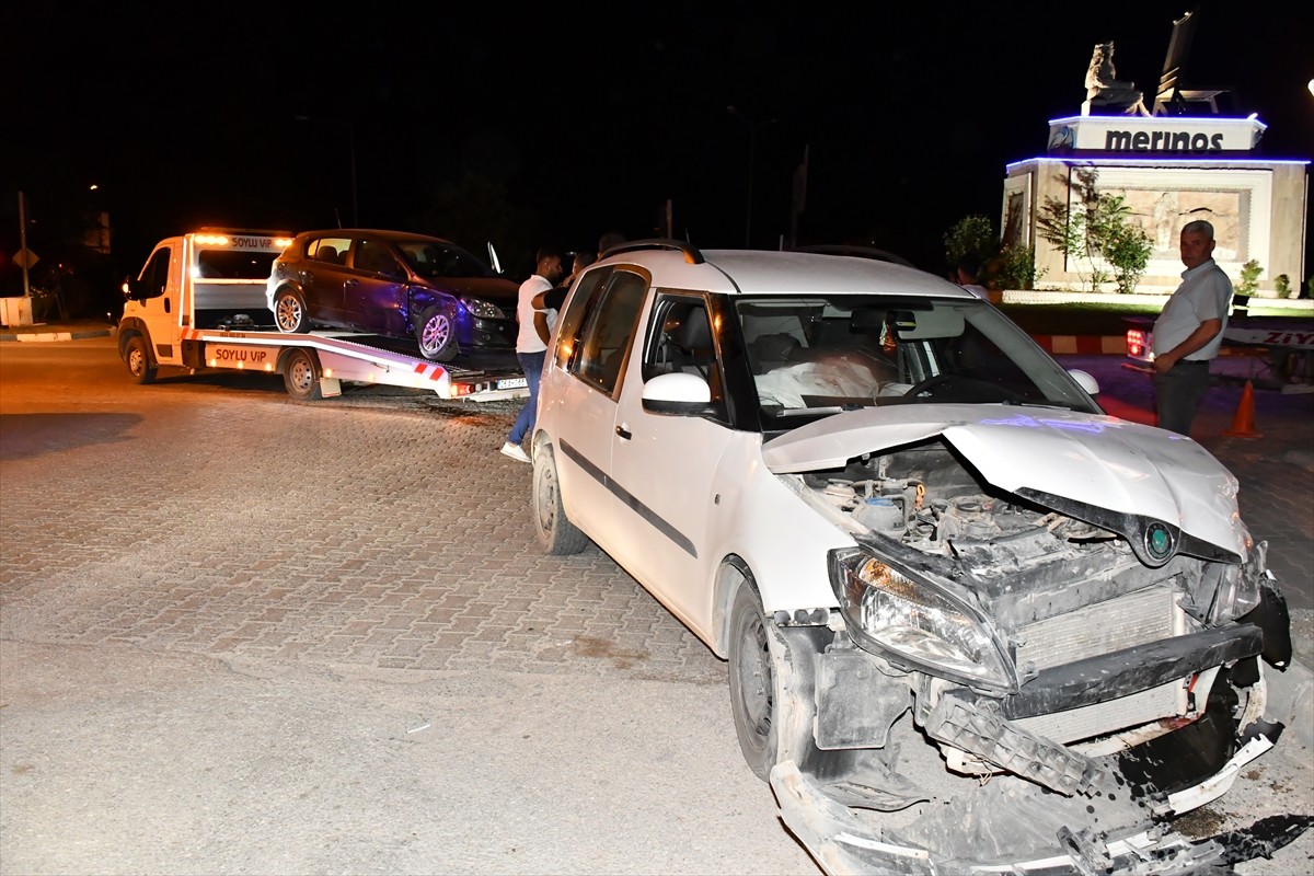 Adıyaman'ın Besni ilçesinde hafif ticari araç ile otomobilin çarpışması sonucu 4 kişi...