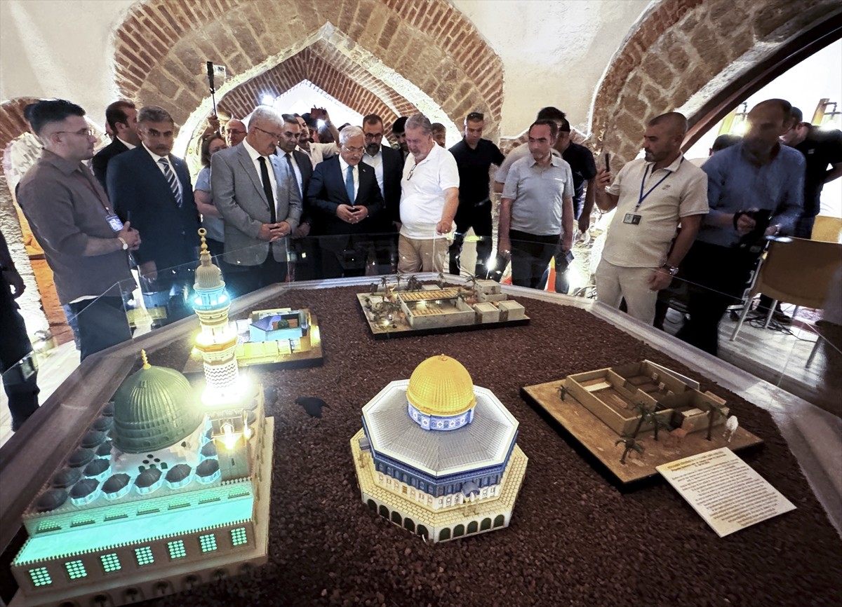 Aksaray'da "Kutsal Emanetler" sergisinin açılışı gerçekleştirildi. Etkinliğe, Vali Mehmet Ali...