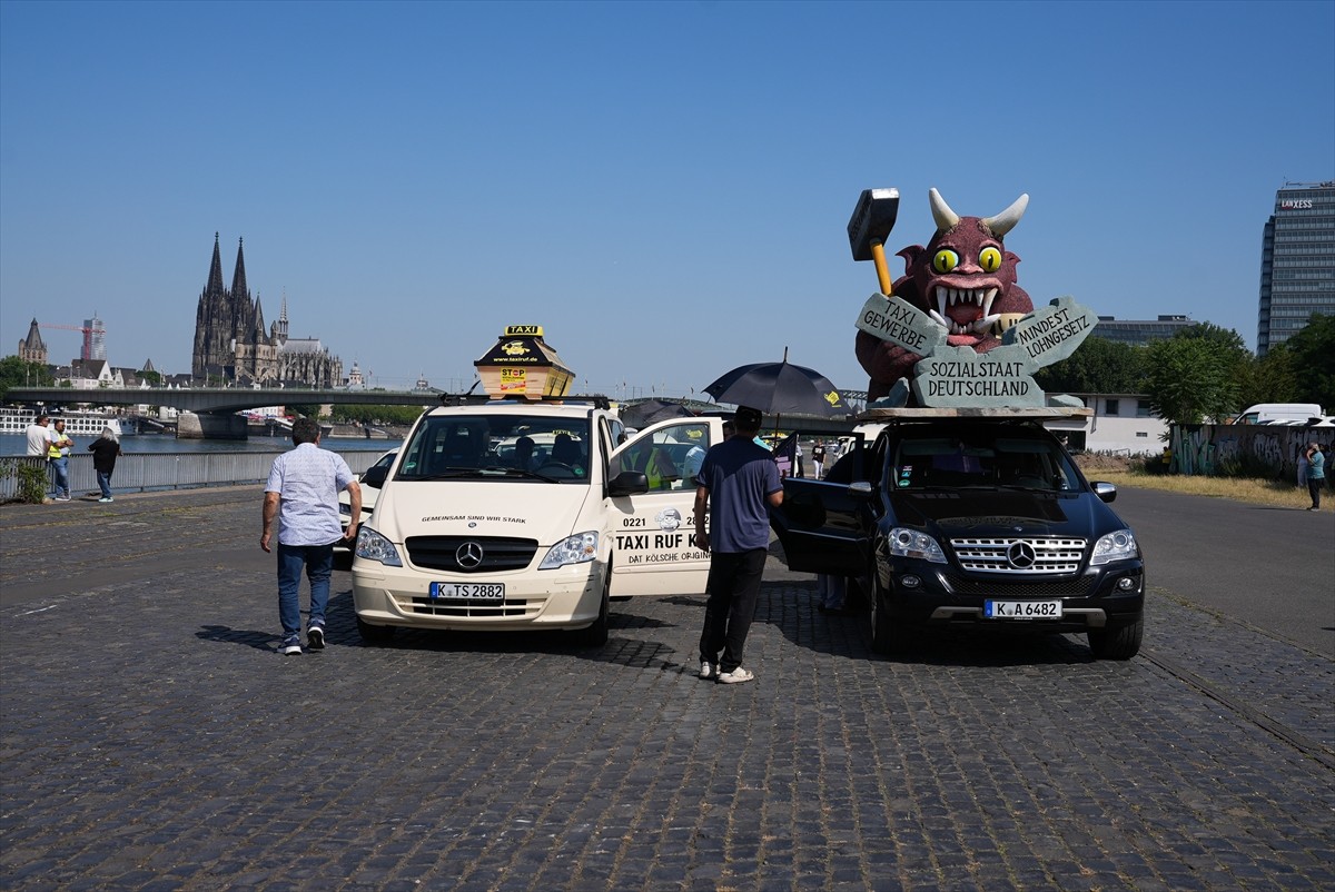 Almanya'nın Köln şehrinde taksiciler, internet uygulaması üzerinden özel ulaşım hizmeti veren...