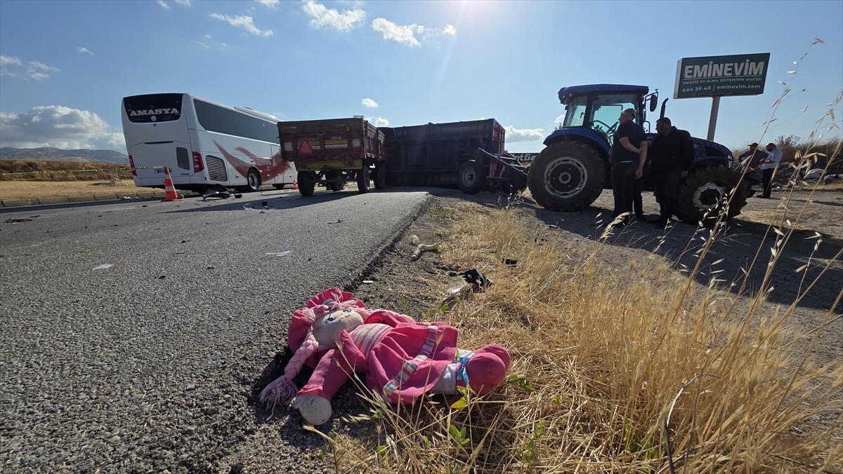 Amasya'nın Merzifon ilçesinde traktör ile hafif ticari aracın çarpışması sonucu 1 kişi öldü, 1'i...