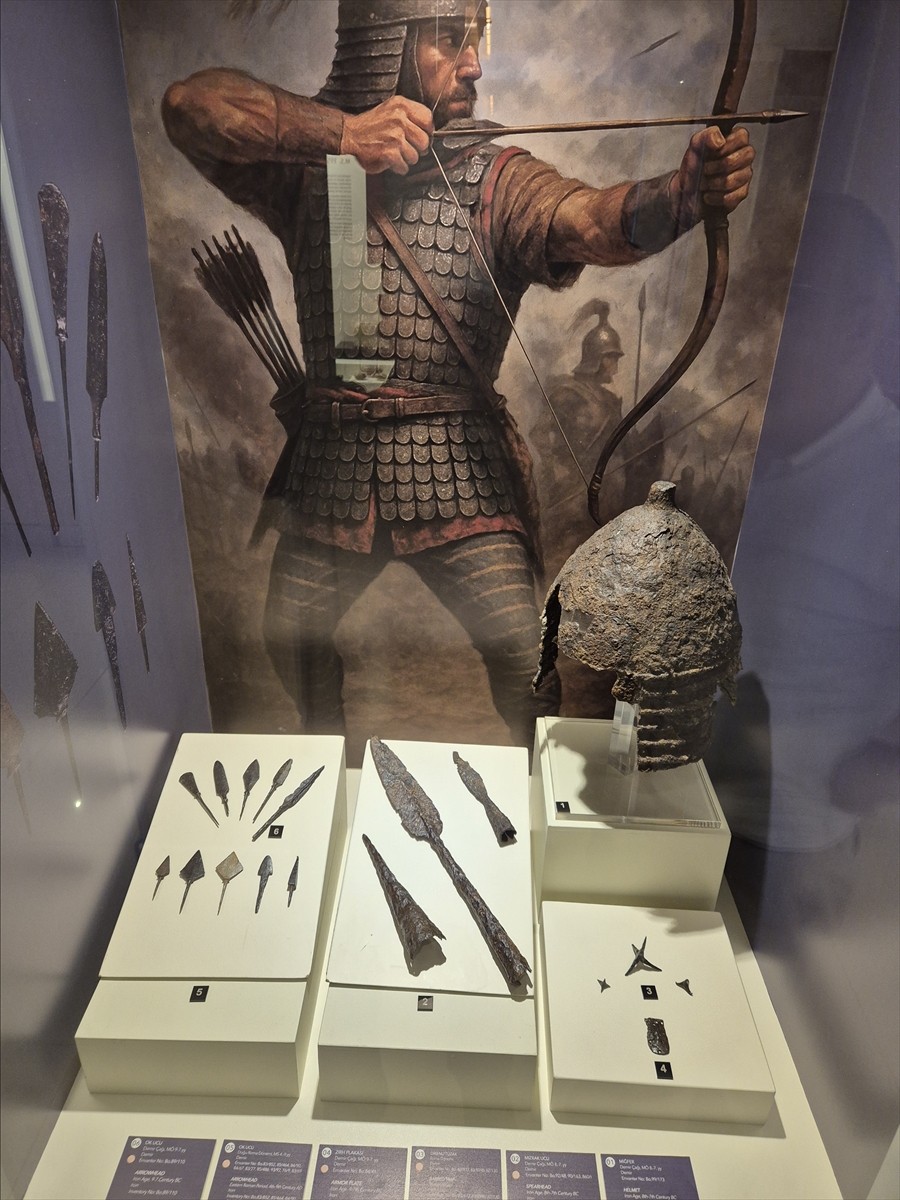 Anadolu'da demirin yaklaşık 3 bin 500 yıllık serüvenini konu alan "Hapalki: Demir" sergisi...