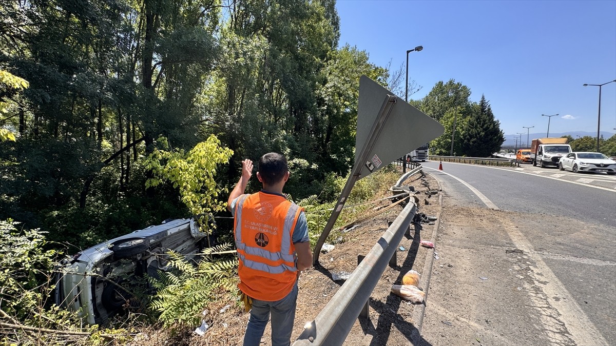 Anadolu Otoyolu'nun Sakarya kesiminde şarampole devrilen otomobildeki 1'i çocuk 6 kişi yaralandı....