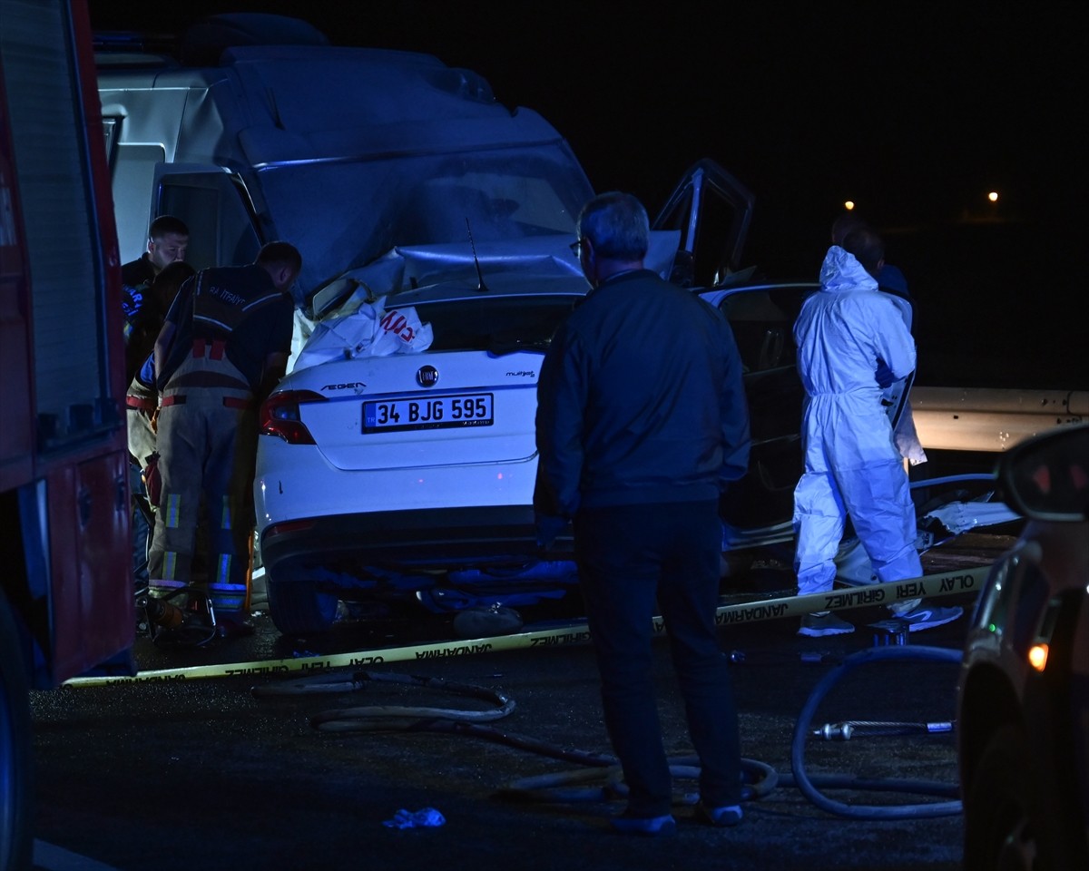 Ankara'nın Sincan ilçesinde minibüsle çarpışan otomobilin sürücüsü hayatını kaybetti. İhbar...