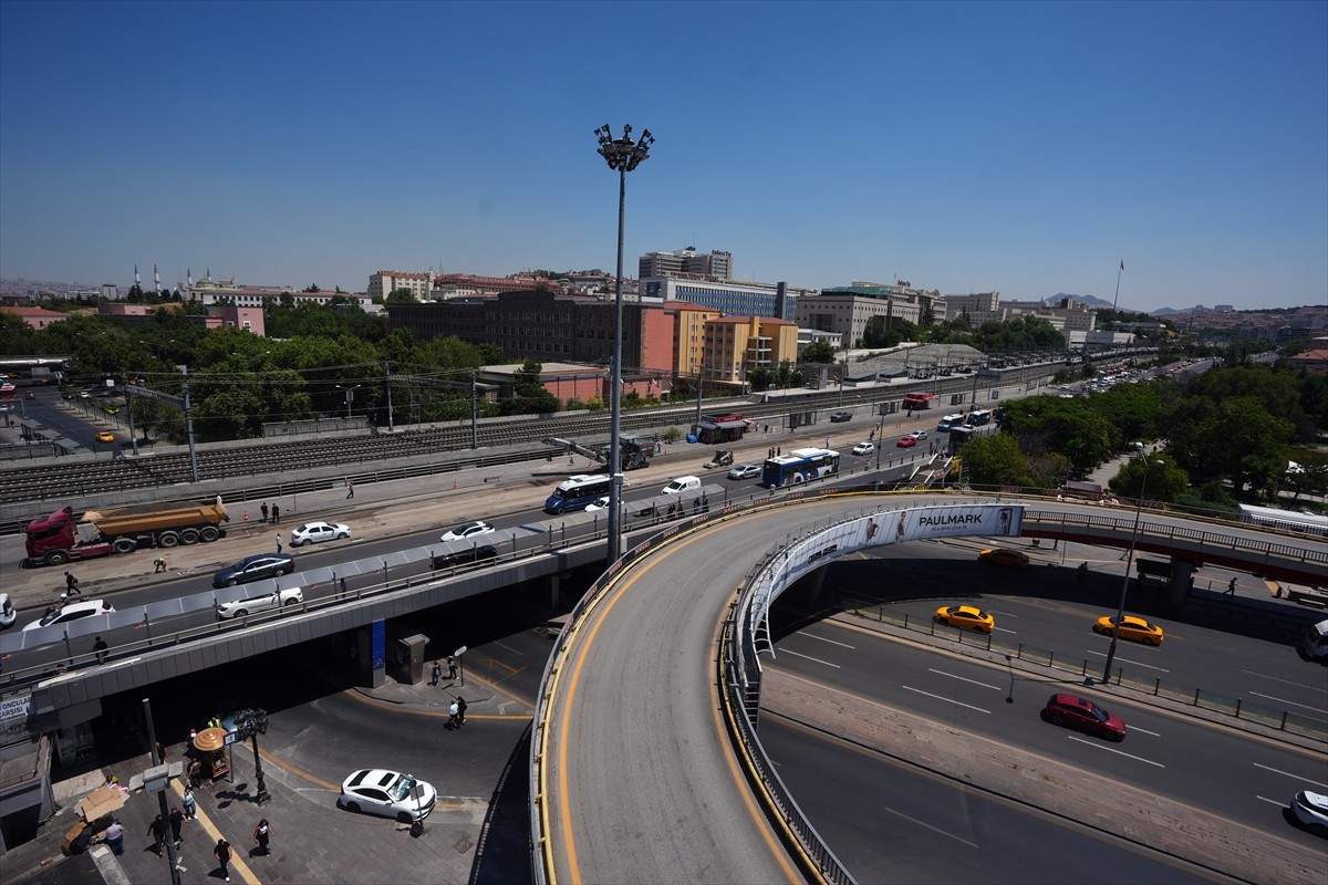Ankara Büyükşehir Belediyesince (ABB) Sıhhiye Köprüsü'nde yürütülen bakım ve onarım çalışmaları...