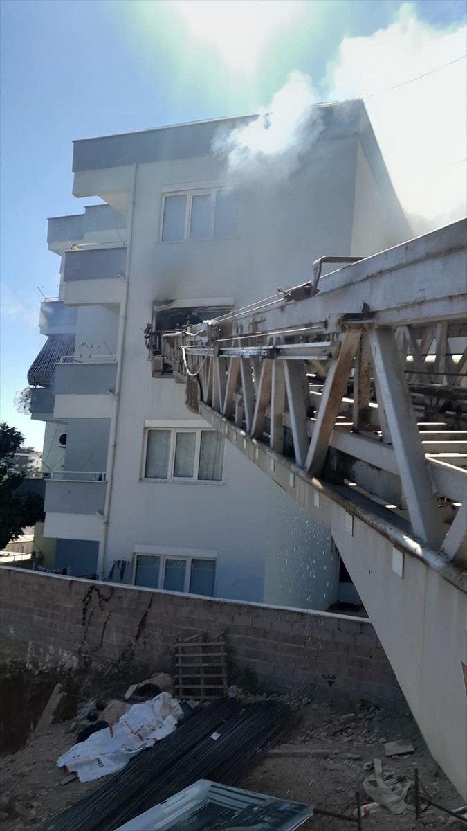 Antalya'nın Alanya ilçesinde bir dairede yandı. Yangın nedeniyle daire kullanılmaz hale geldi.