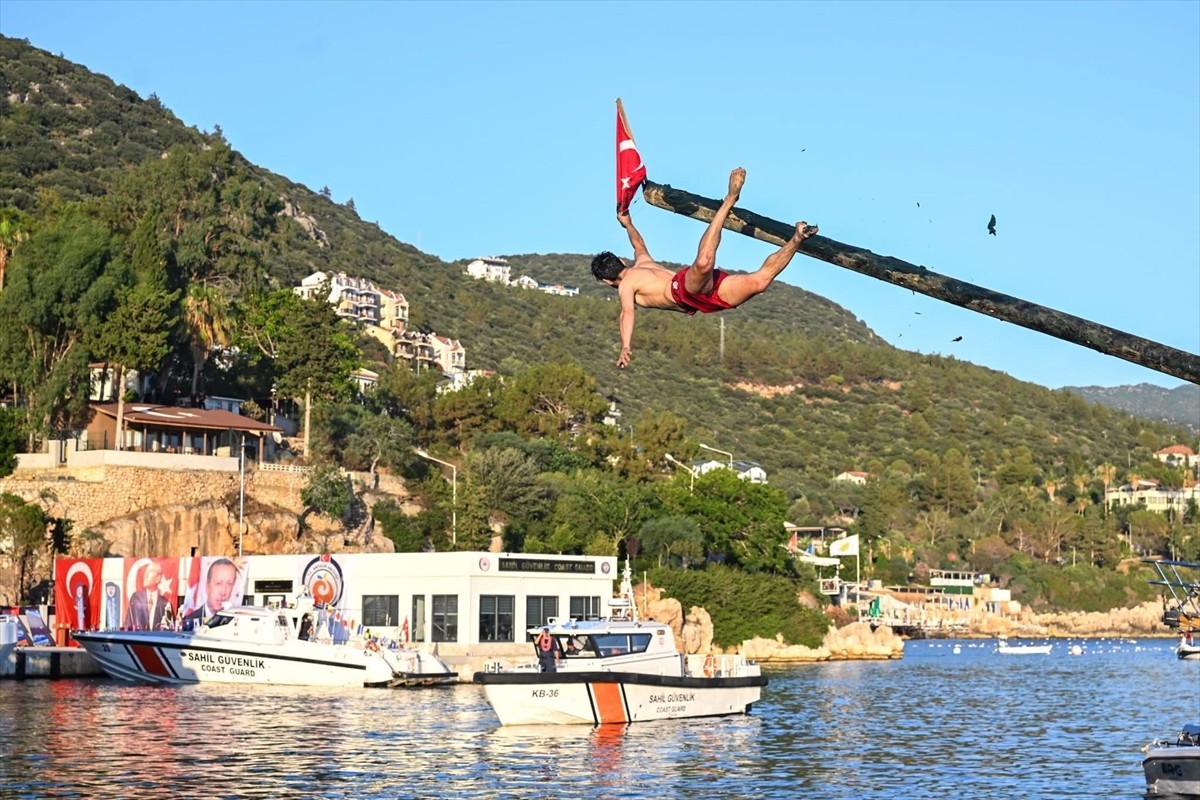 Antalya'nın Kaş ilçesinde, 1 Temmuz Denizcilik ve Kabotaj Bayramı dolayısıyla yağlı direk...