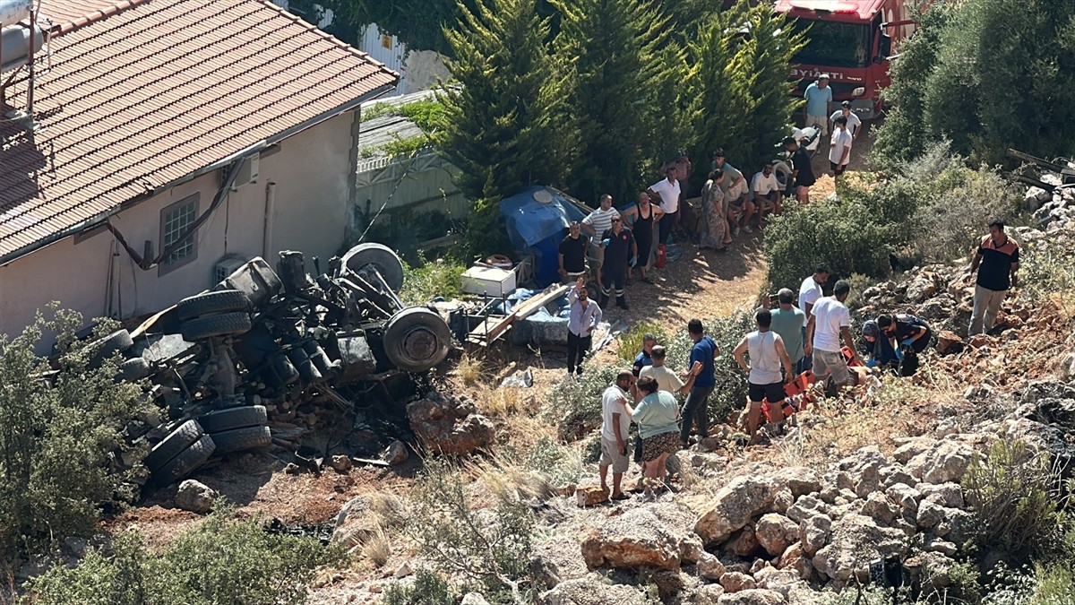 Antalya'nın Kaş ilçesinde uçuruma devrilen kamyondaki 2 kişi hayatını kaybetti.