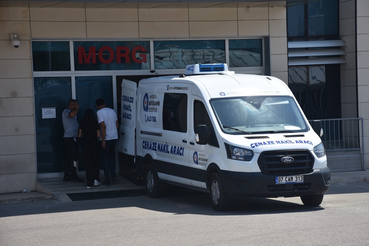 Antalya'nın Konyaaltı ilçesinde otomobilin çarptığı baba ve oğlu hayatını kaybetti. Antalya Adli...