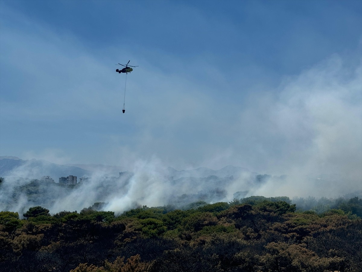 Antalya'nın Muratpaşa ilçesinde çıkan orman yangınına, ekipler havadan ve karadan müdahale...