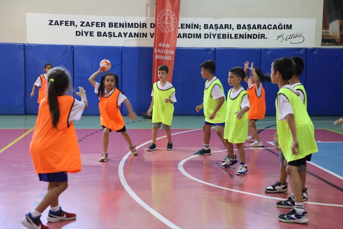 Antalya Milli Eğitim Müdürlüğü tarafından hayata geçirilen "Üç Adımda Zirveye" projesi kapsamında...