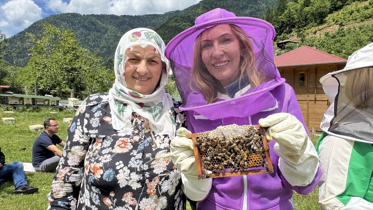 Artvin'de arıcılık ile doğa turizmini birleştiren "apiturizm" faaliyetleri kapsamında kente gelen...