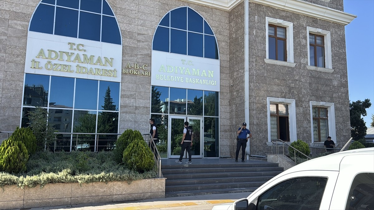 Aziz İhsan Aktaş suç örgütüne yönelik soruşturma kapsamında, Adıyaman Belediyesi'nde arama...