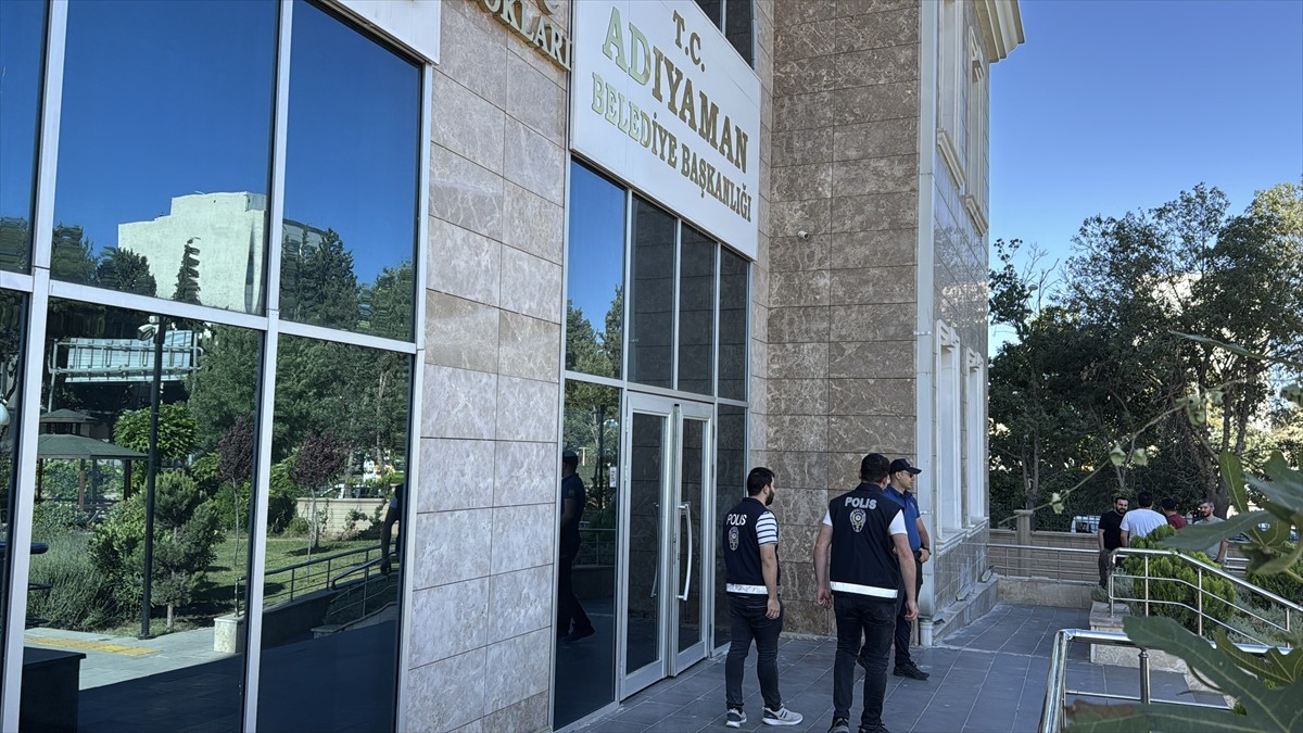 Aziz İhsan Aktaş suç örgütüne yönelik soruşturma kapsamında, Adıyaman Belediyesi'nde arama...