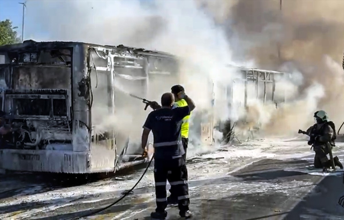 Bakırköy'de seyir halindeki metrobüste çıkan yangın itfaiye ekiplerinin müdahalesiyle söndürüldü....