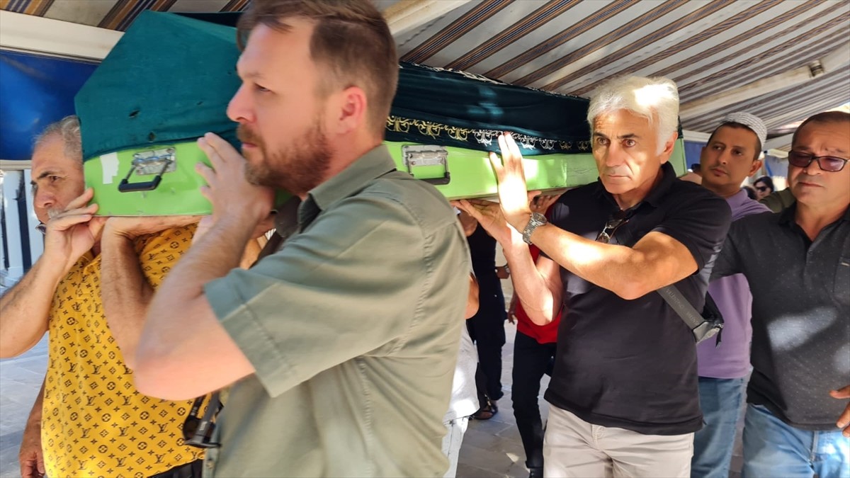 Balıkesir'in Edremit ilçesinde kalp krizi geçiren ve kaldırıldığı özel hastanede hayatını kaybeden...