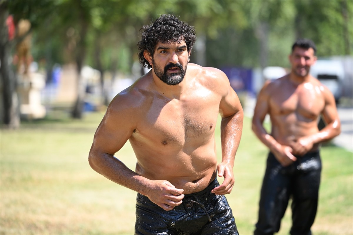 Başpehlivan İsmail Koç, 664'üncü Tarihi Kırkpınar Yağlı Güreşleri'ne katılmak için geldiği...