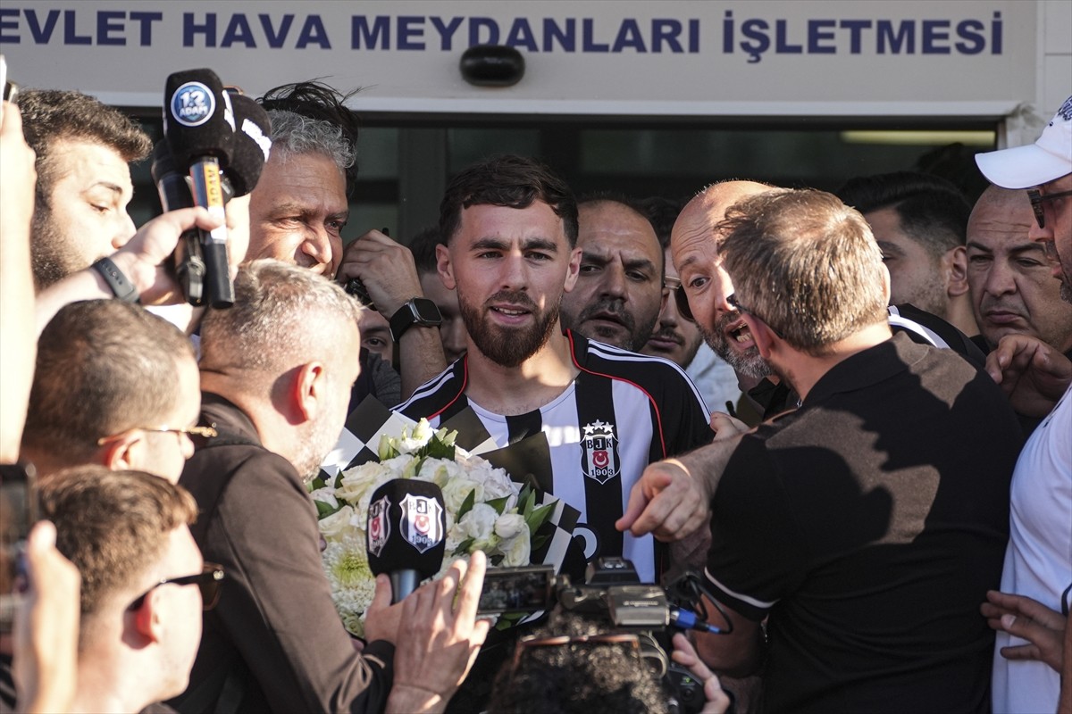 Beşiktaş'ın transfer görüşmelerine başladığı milli orta saha oyuncusu Orkun Kökçü, İstanbul'a...