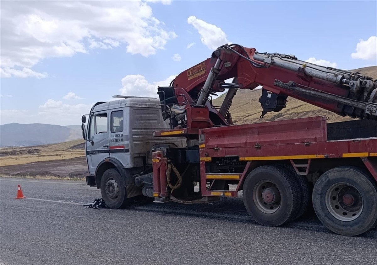  Bitlis'in Güroymak ilçesinde düğün konvoyundaki motosikletin vinçle çarpışması sonucu gelinin...