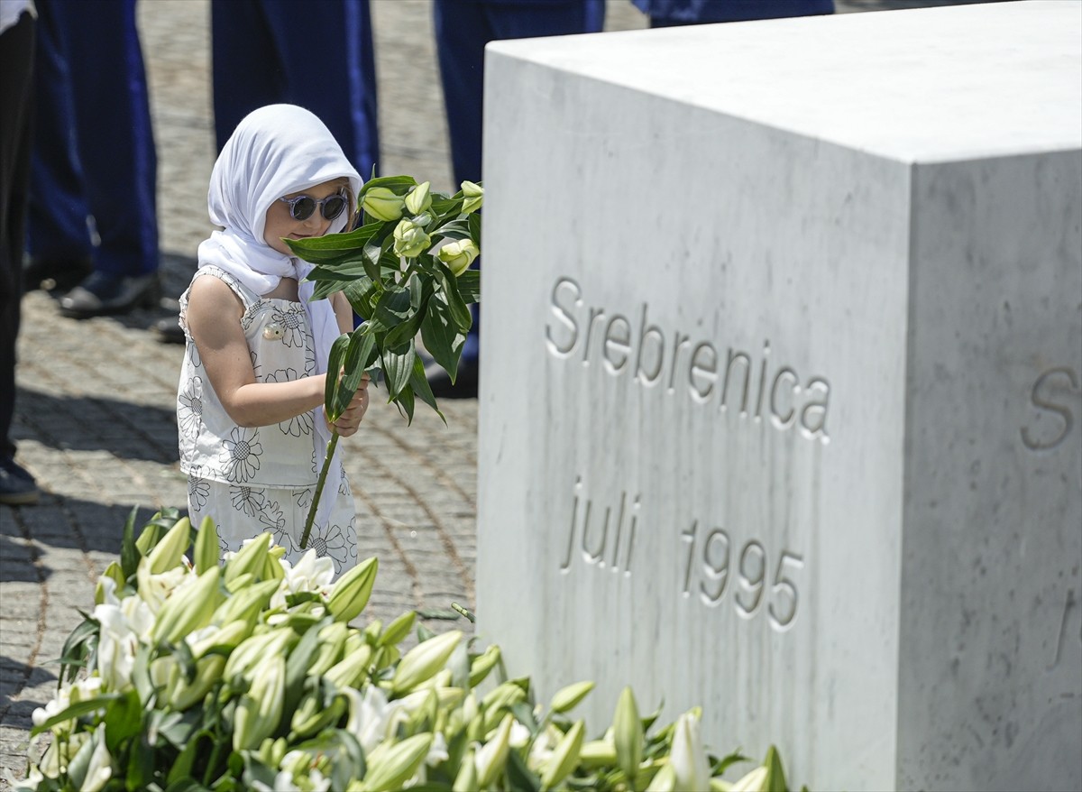 Bosna Hersek'in doğusundaki Srebrenitsa'da 1995'te Sırp birliklerince yapılan ve 8 binden fazla...