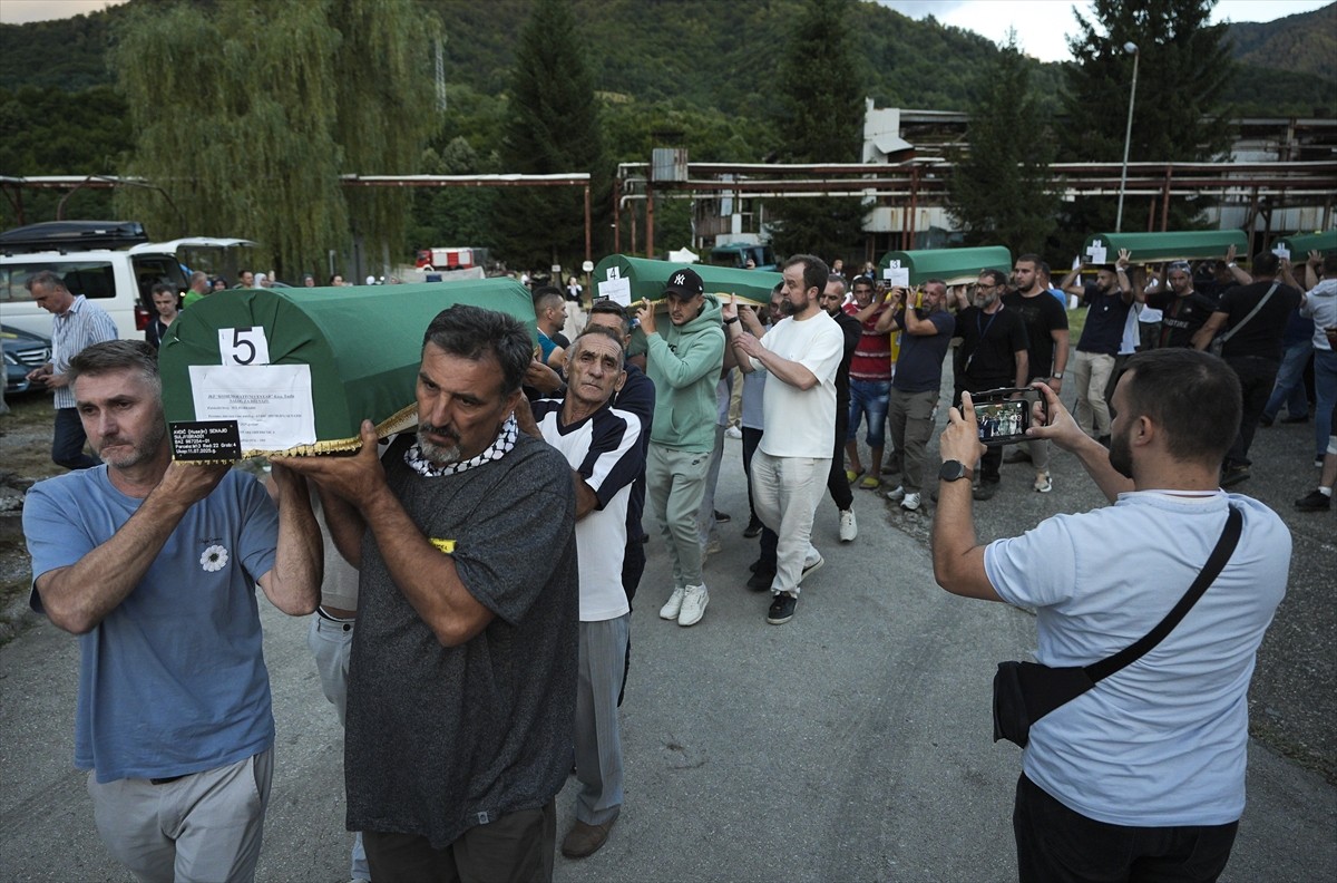 Bosna Hersek'in doğusundaki Srebrenitsa'da, 1995'teki soykırımda katledilen 7 kurbanın yeşil...