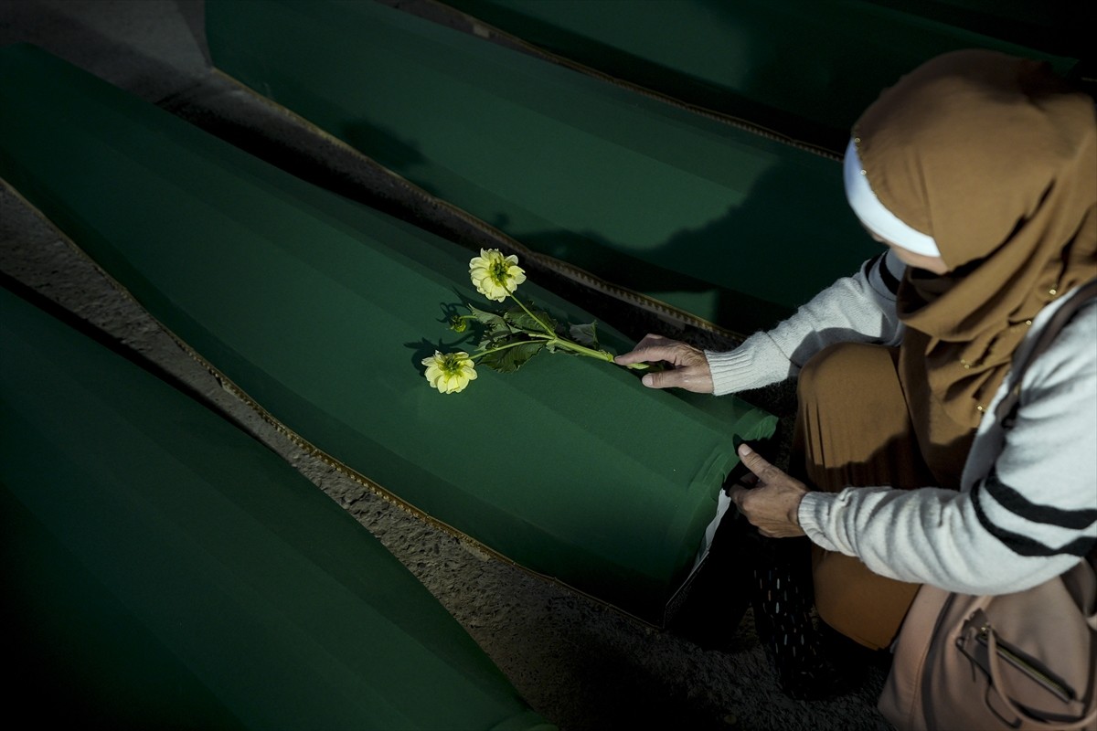 Bosna Hersek’in doğusundaki Srebrenitsa’da 1995’te Sırplar tarafından gerçekleştirilen soykırımın...