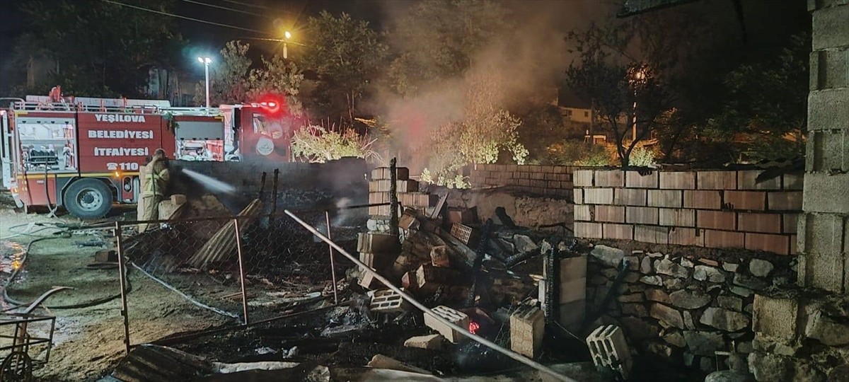 Burdur'un Yeşilova ilçesinde ağılda çıkan yangında 3 koyun, 7 kuzu telef oldu. İtfaiye ekiplerinin...