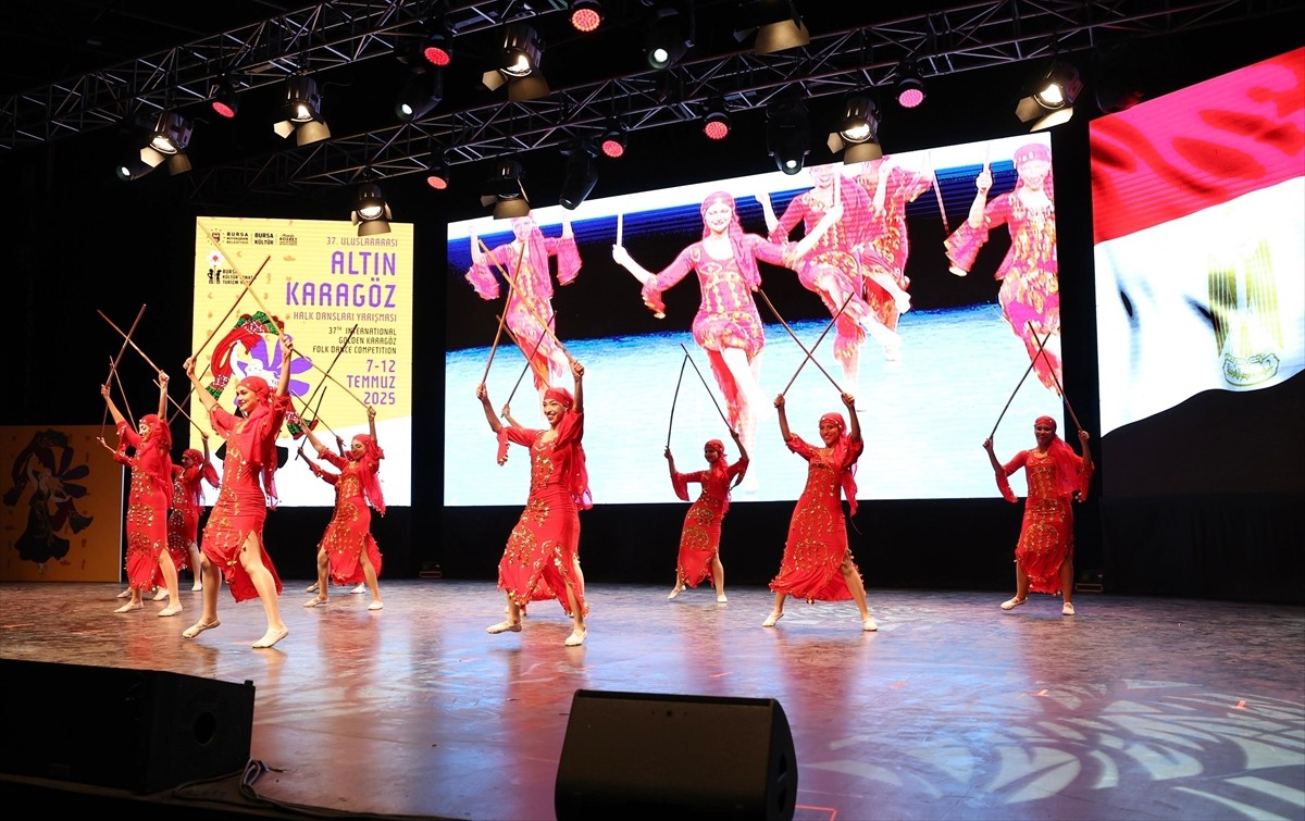 Bursa'da bu yıl 37'ncisi düzenlenen Uluslararası Altın Karagöz Halk Dansları Yarışması, 16 ülkeden...