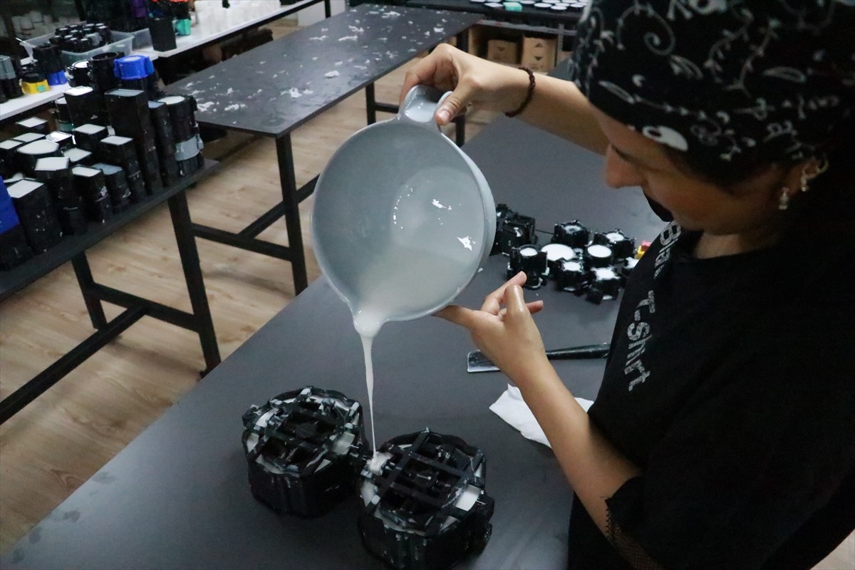 Bursa'da, Kovid-19 salgını döneminde hobi olarak dekoratif mum yapan aynı aileden 3 ortak...