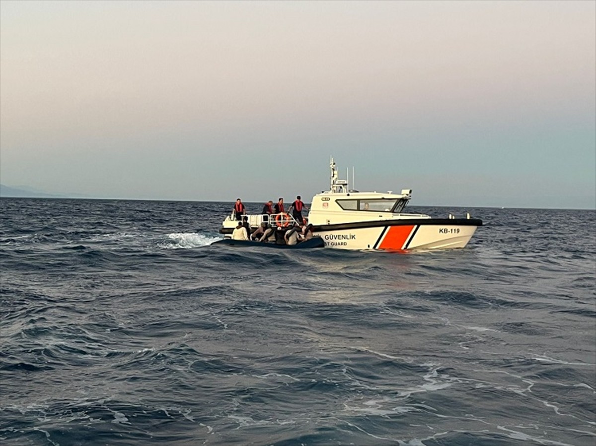 Çanakkale'nin Ayvacık ilçesi açıklarında 17 düzensiz göçmen yakalandı.